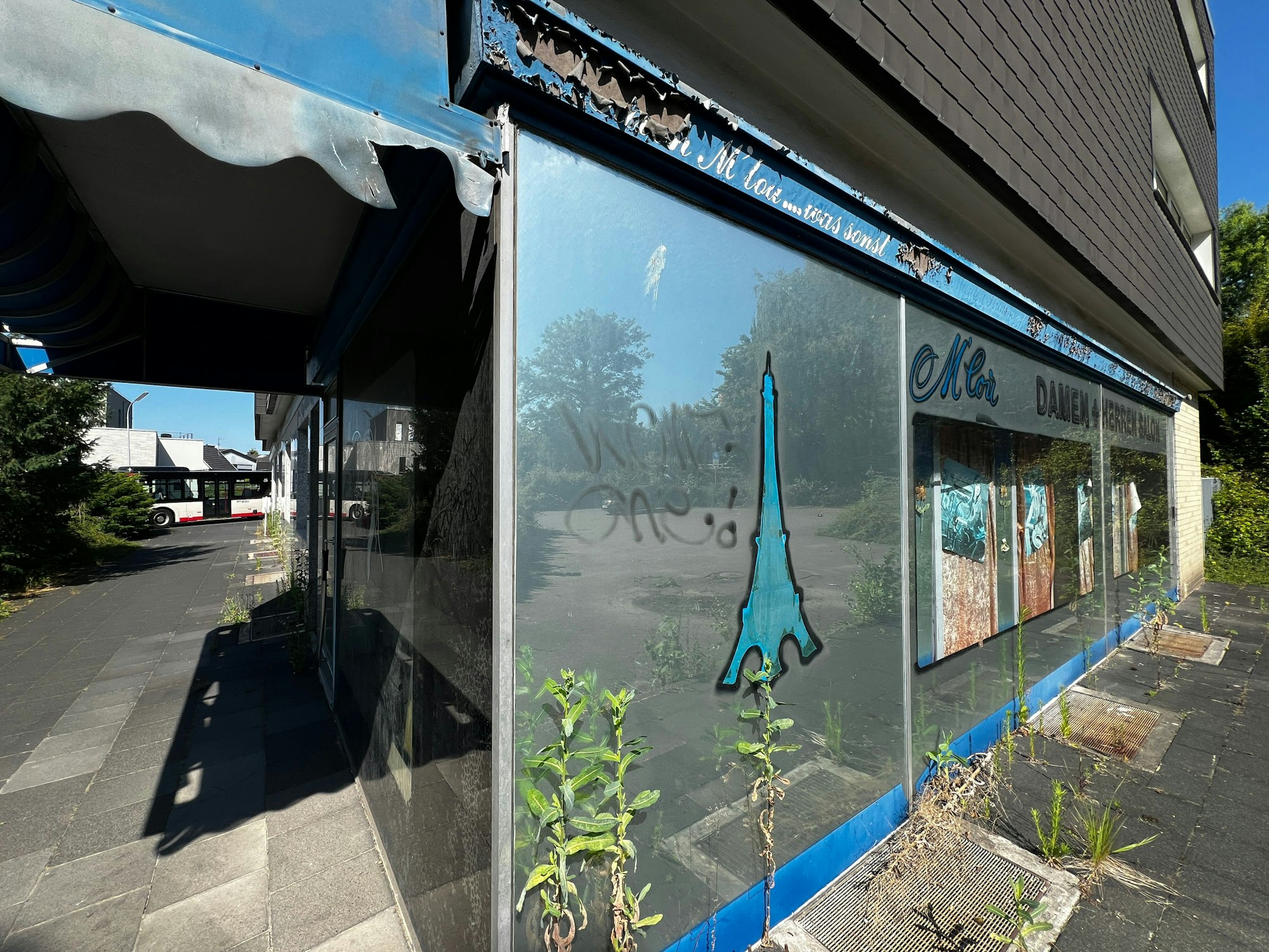 Steinbücheler Straße Ecke Bruchhauser Straße, das Gebäude will HKM kaufen und was Neues bauen.