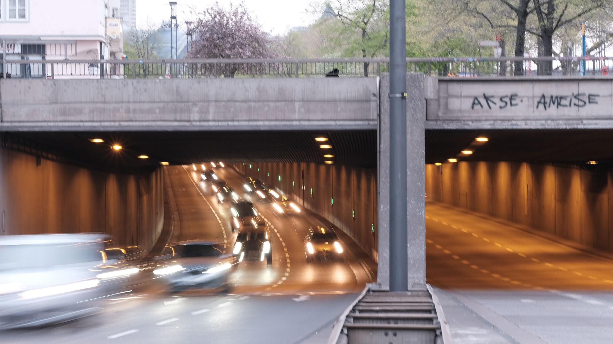 Mit Beginn der Sommerferien ist der Rheinufertunnel bis Ende September an sechs Wochenenden gesperrt.