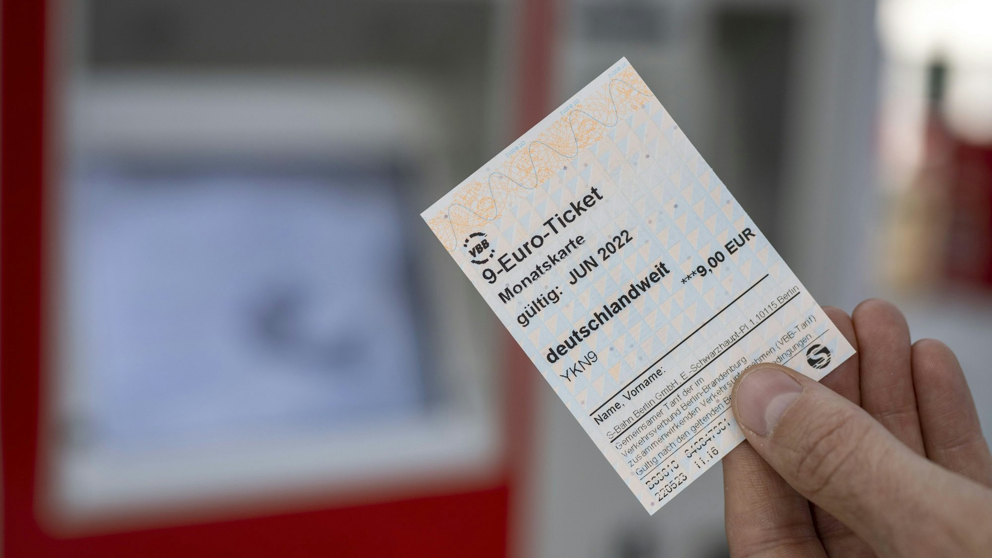 ILLUSTRATION - 23.05.2022, Berlin: Ein 9-Euro-Ticket ist vor einem Fahrkartenautomaten zu sehen (gestelltes Foto). Die Deutsche Bahn und zahlreiche Verkehrsverbünde beginnen mit dem Verkauf des 9-Euro-Monatstickets. Mit dem Monatsticket können die Fahrgäste im Juni, Juli und August für jeweils 9 Euro bundesweit im öffentlichen Nah- und Regionalverkehr fahren. Foto: Monika Skolimowska/dpa +++ dpa-Bildfunk +++