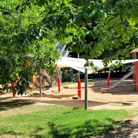 Sonnensegel auf einem Kita-Gelände.