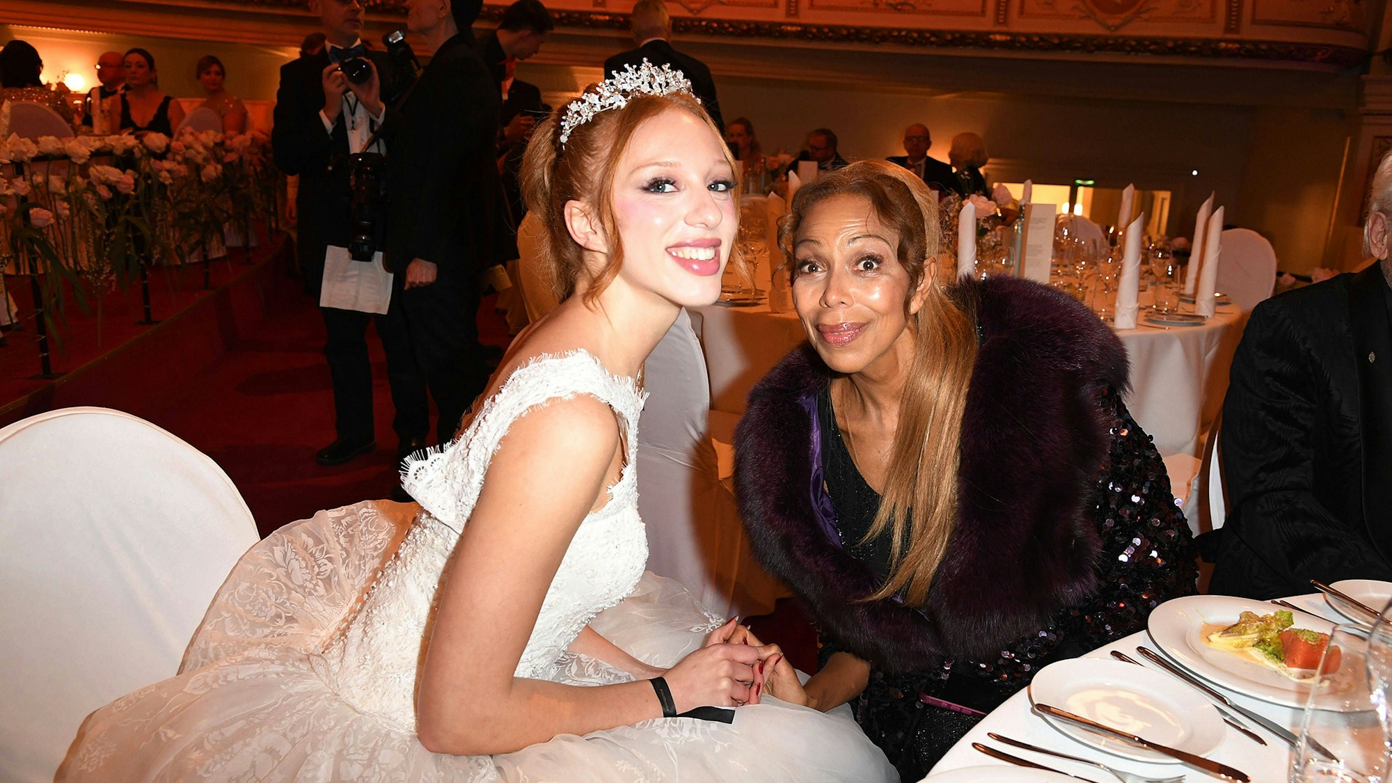 Anna Ermakova und ihre Mutter Angela Ermakova beim Semper Opernball am 07.02.2025 in Dresden Semper Opernball 2025 in Dresden