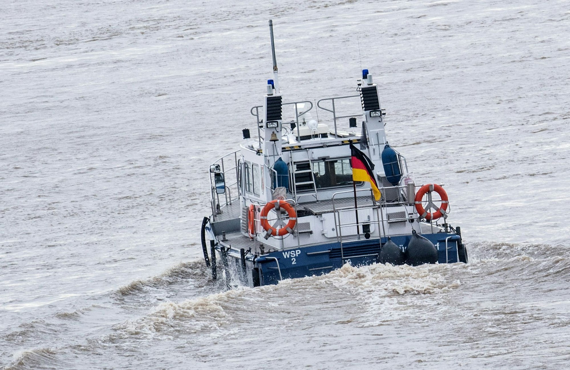 Ein Schiff der Wasserschutzpolizei fährt auf dem Rhein. (Archivfoto)