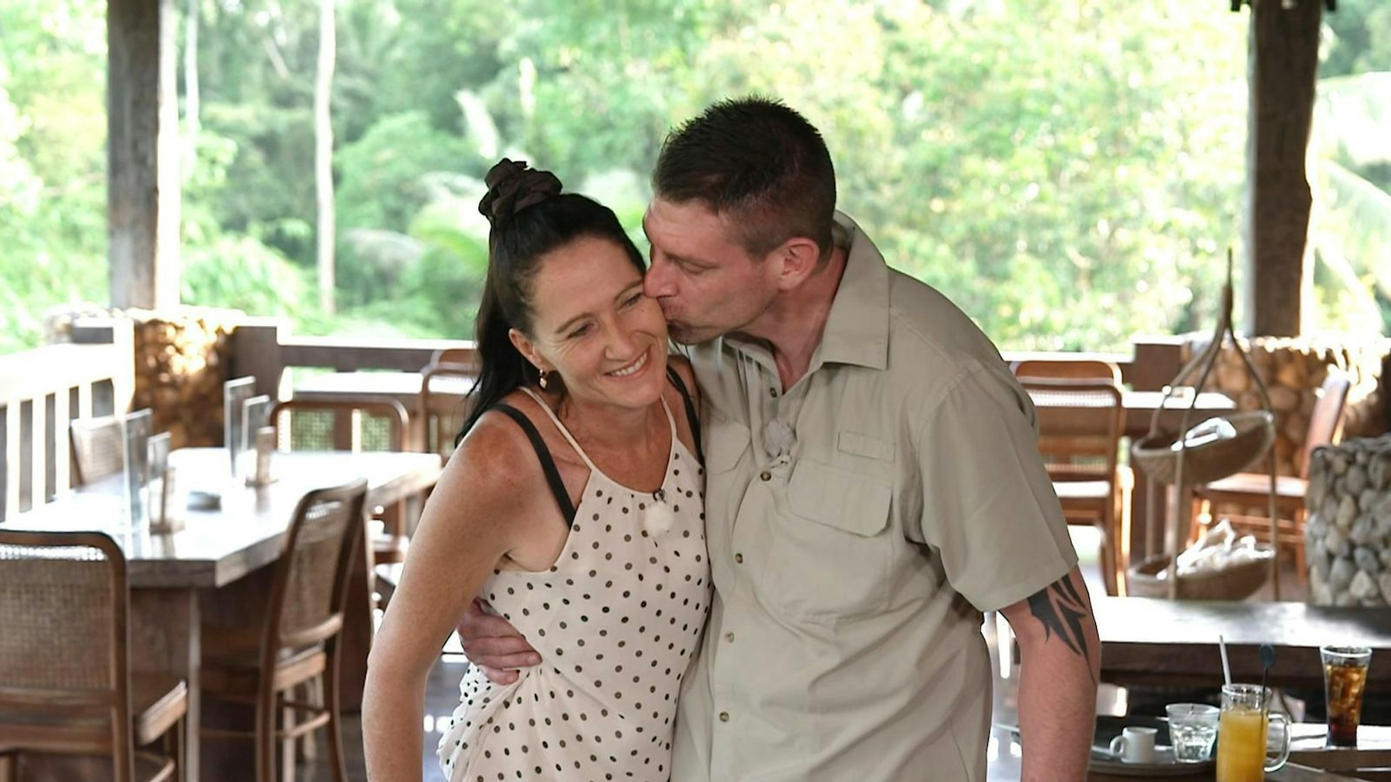 Auf Bali gibt es ein Bussi von Hofherr Sven für Pferdewirtin Carmen. (Bild: RTL)