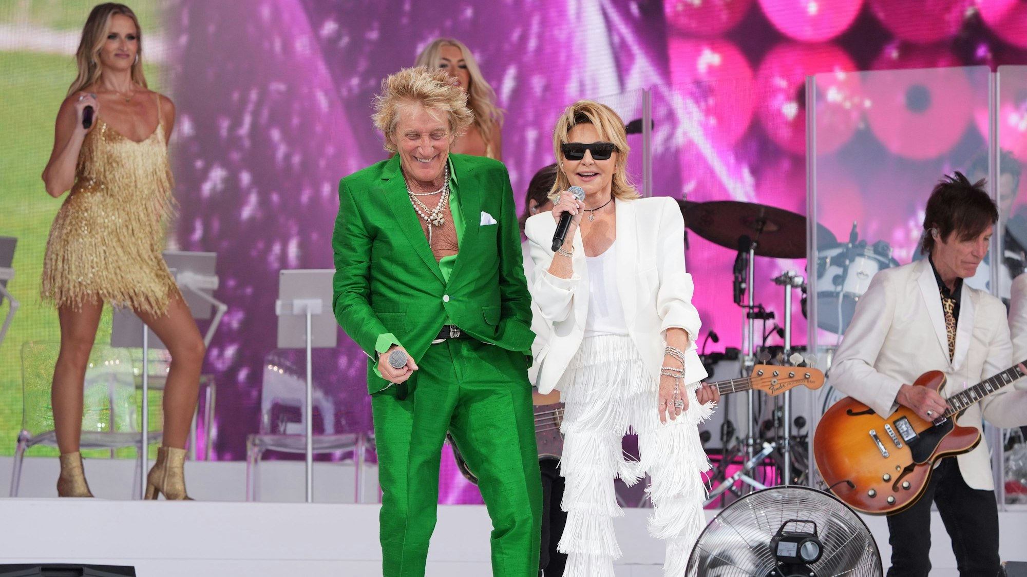 Rod Stewart (l) mit seinem Gast Lulu bei einem Auftritt auf der Pyramid Stage während des Glastonbury Festivals in Worthy Farm in Somerset.