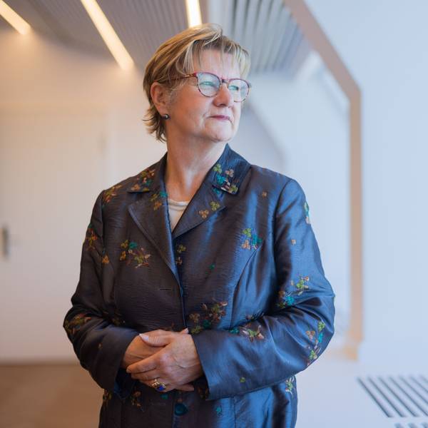 Das Bild zeigt Sylvia Löhrmann, Beauftragte des Landes Nordrhein-Westfalen für die Bekämpfung des Antisemitismus, in der Staatskanzlei. Foto: Rolf Vennenbernd/dpa