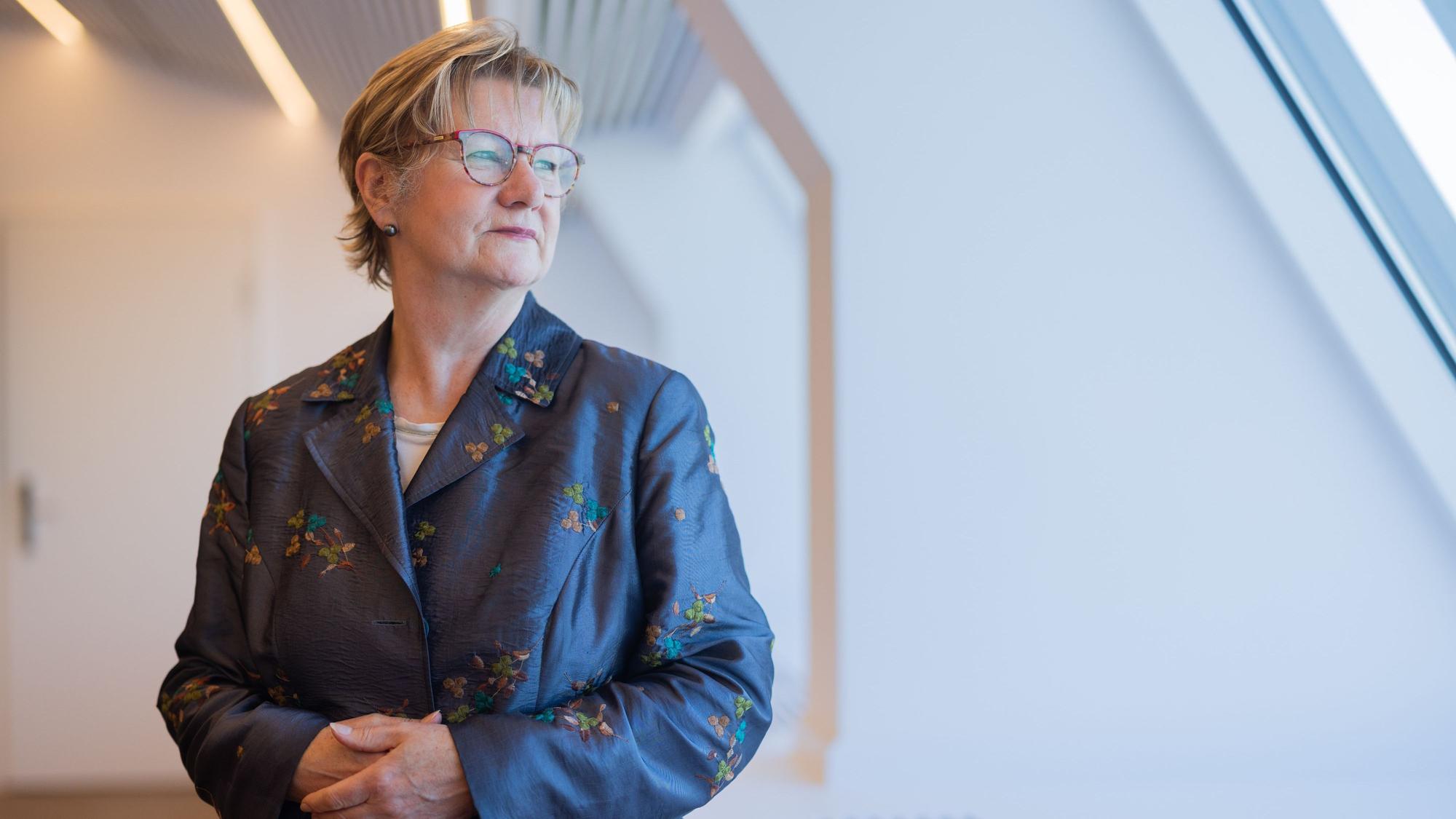 Das Bild zeigt Sylvia Löhrmann, Beauftragte des Landes Nordrhein-Westfalen für die Bekämpfung des Antisemitismus, in der Staatskanzlei. Foto: Rolf Vennenbernd/dpa