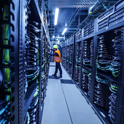 Ein Mitarbeiter arbeitet am Supercomputers Jupiter im Forschungszentrum Jülich. Der Hochleistungsrechner Jupiter am Forschungszentrum Jülich ist der schnellste Supercomputer in Europa.