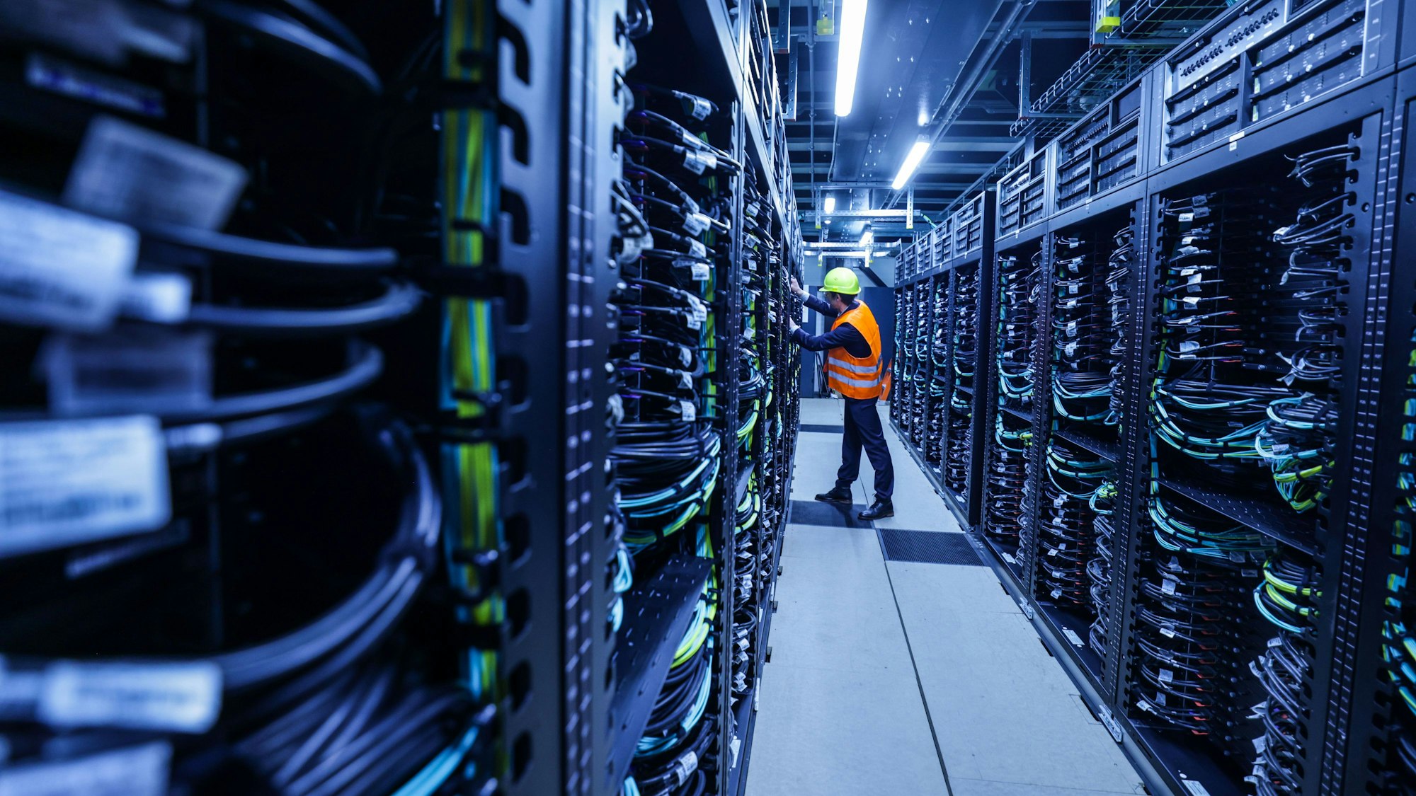 Ein Mitarbeiter arbeitet am Supercomputers Jupiter im Forschungszentrum Jülich. Der Hochleistungsrechner ist der schnellste Supercomputer in Europa.