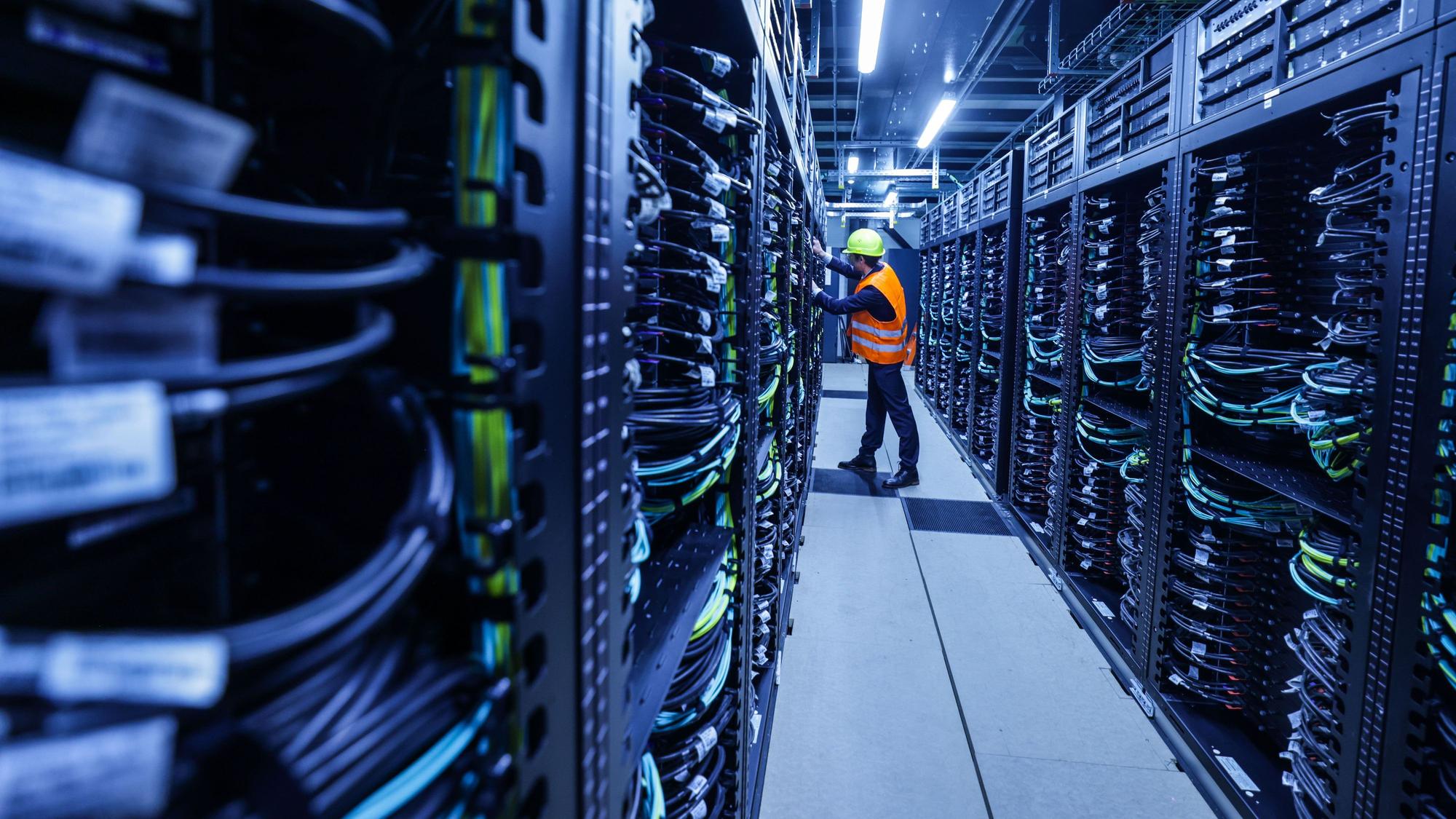 Ein Mitarbeiter arbeitet am Supercomputers Jupiter im Forschungszentrum Jülich. Der Hochleistungsrechner Jupiter am Forschungszentrum Jülich ist der schnellste Supercomputer in Europa.
