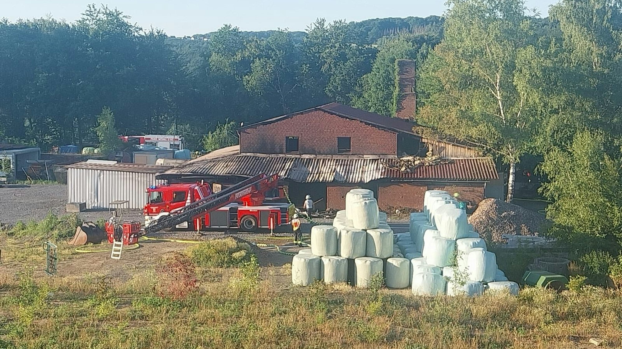 Eine große Lagerhalle in Windeck geriet in Brand, nachdem ein Wohnwagen Feuer gefangen hatte.