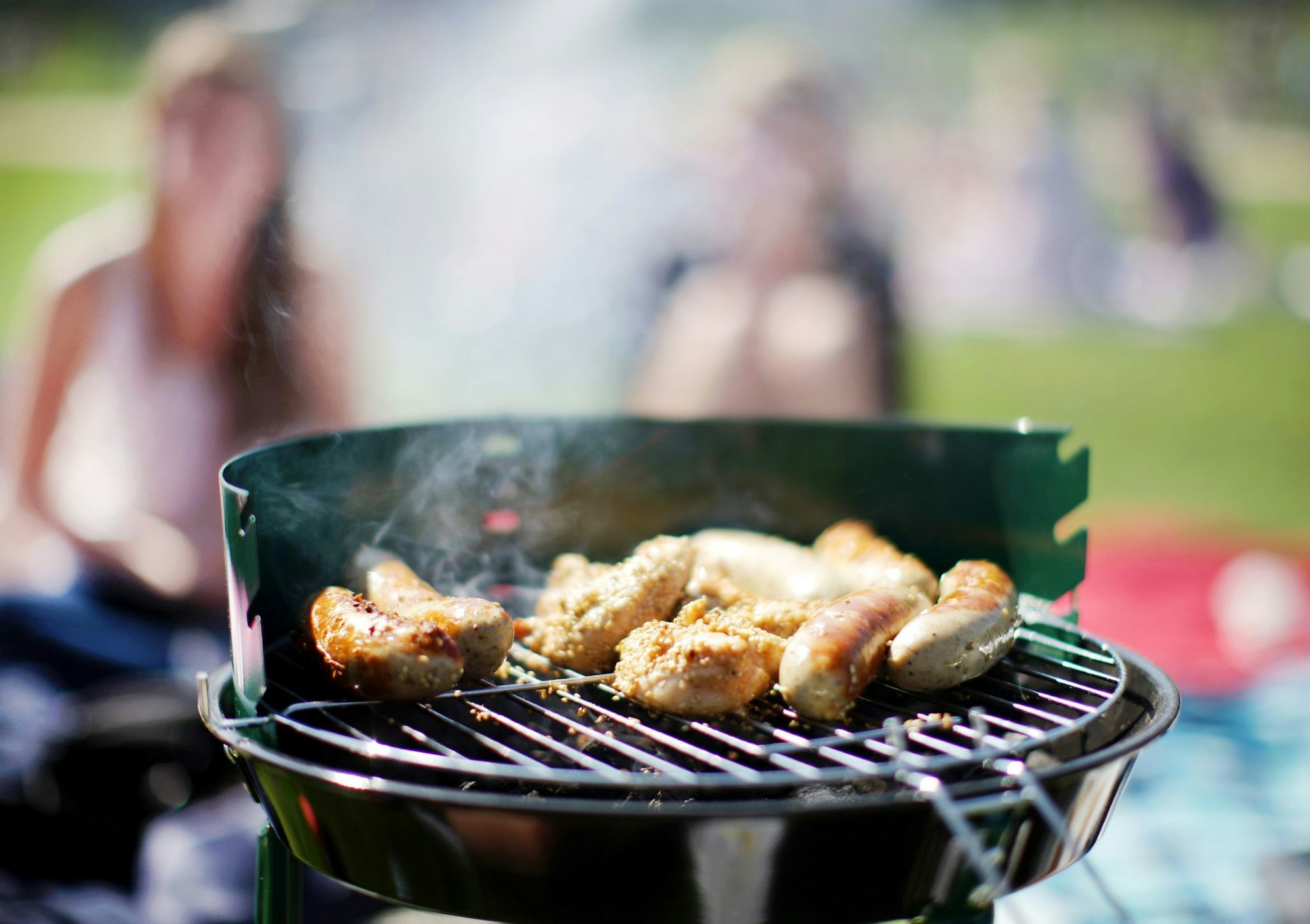 In der Sommerzeit wird gern gegrillt. Aber mancherorts greift bei Trockenheit ein Verbotsmechanismus. (Symbolbild)