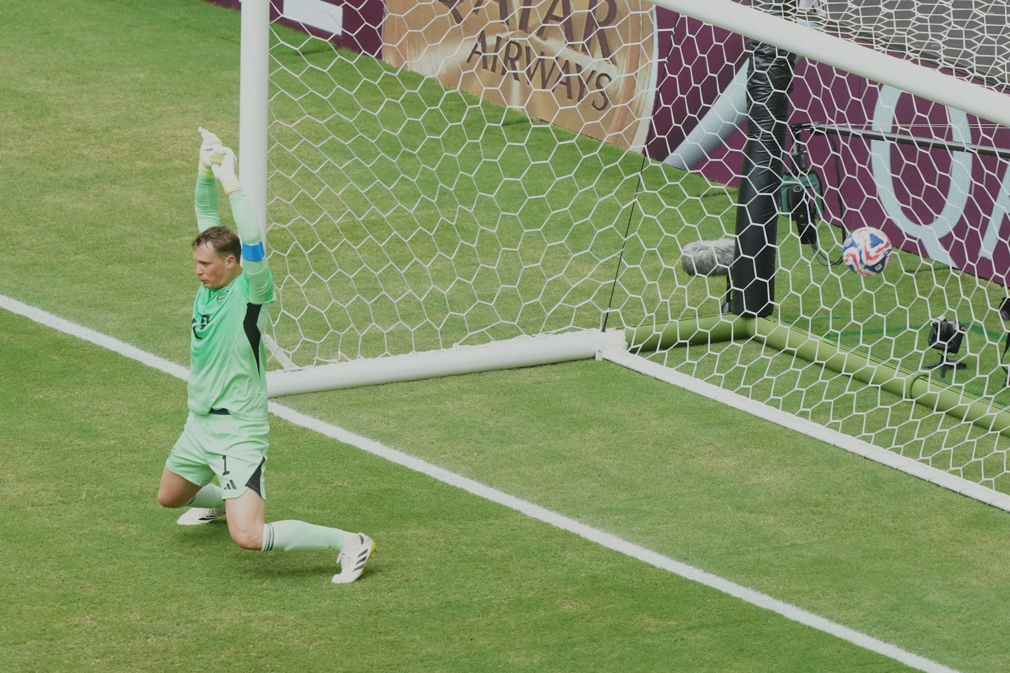 Beim ersten Gegentor kann Manuel Neuer die Fäuste nicht schnell genug in die Höhe reißen.