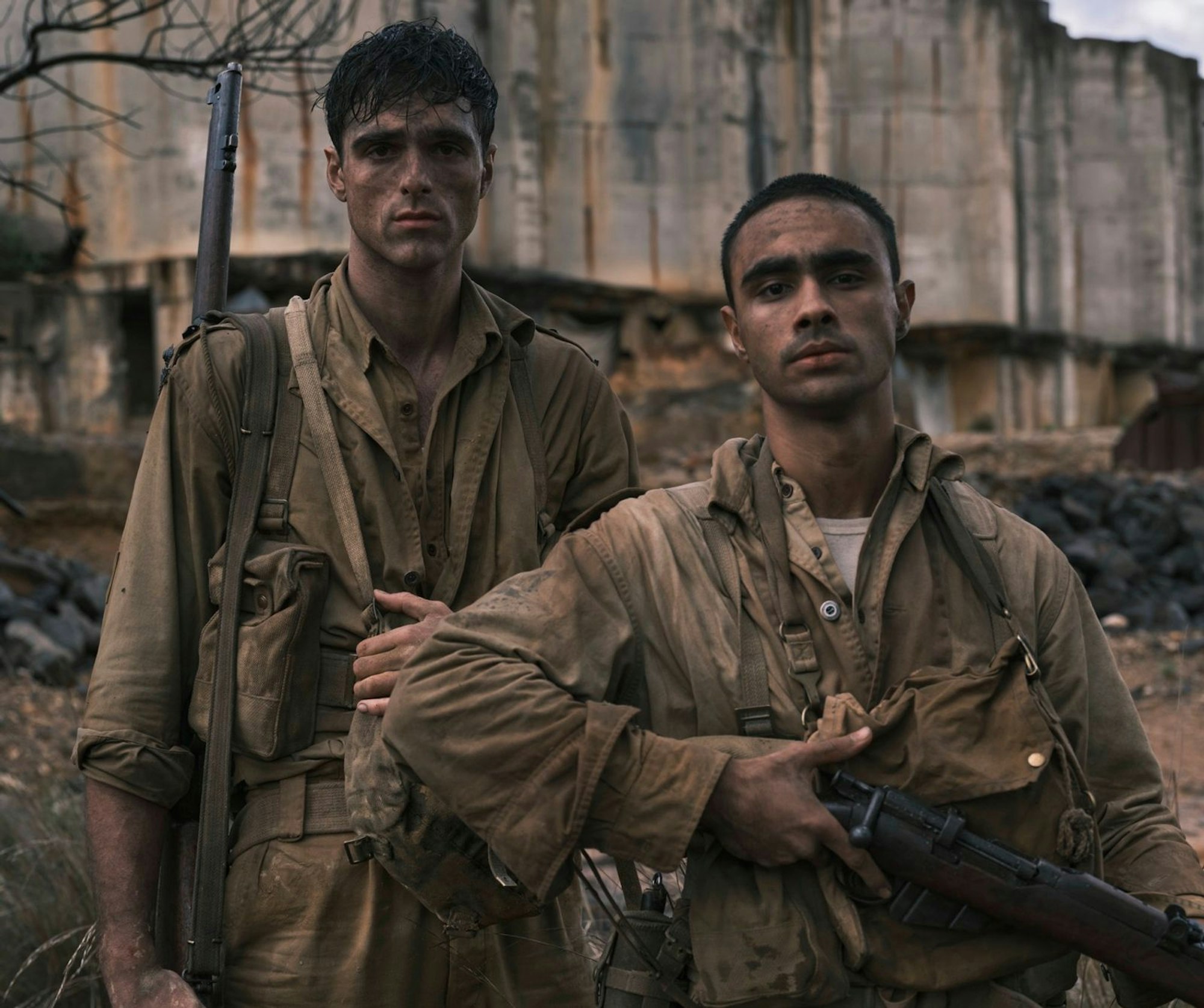 Dorrigo Evans (Jacob Elordi, links) und Frank „Darky“ Gardiner (Thomas Weatherall) kämpfen gemeinsam im Zweiten Weltkrieg. (Bild: Sky/Ingvar Kenne/Curio/Sony Pictures Television)