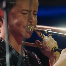 Shannon Barnett beim Posaune-Spiel im Film „Every Note You Play“,