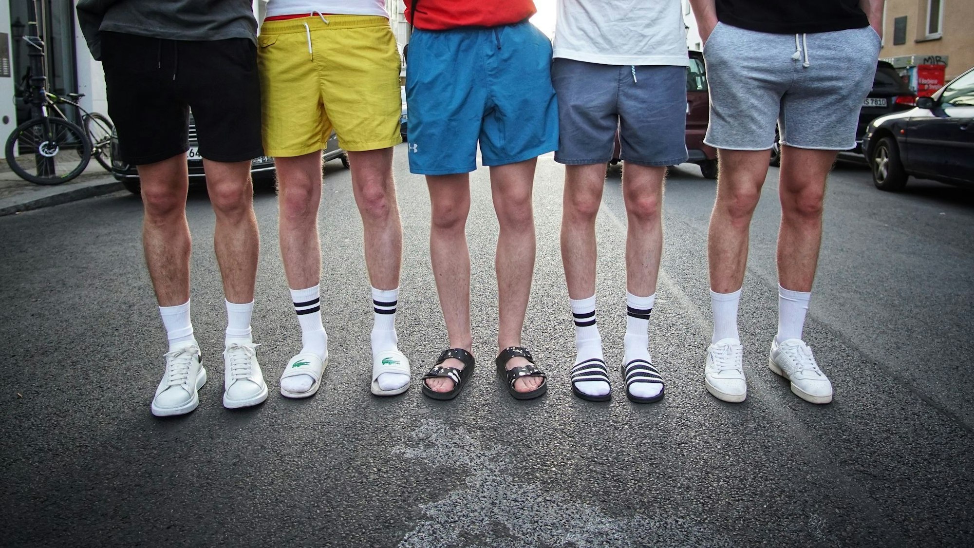 Weiße Tennissocken, vielleicht gar in Sandalen? Was modisch als cool gilt, ist sehr flüchtig. Doch welche Menschen wir cool finden, scheint recht stabil zu sein - auch über Ländergrenzen hinweg.