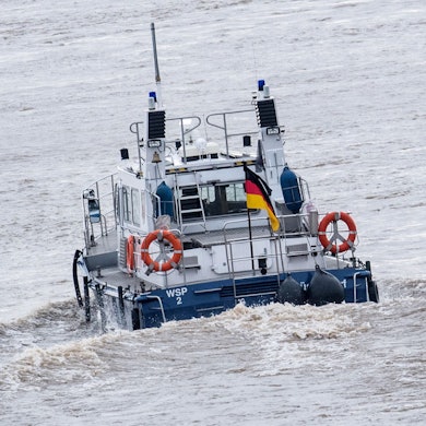 Ein Schiff der Wasserschutzpolizei fährt auf dem Rhein. (Symbolfoto)
