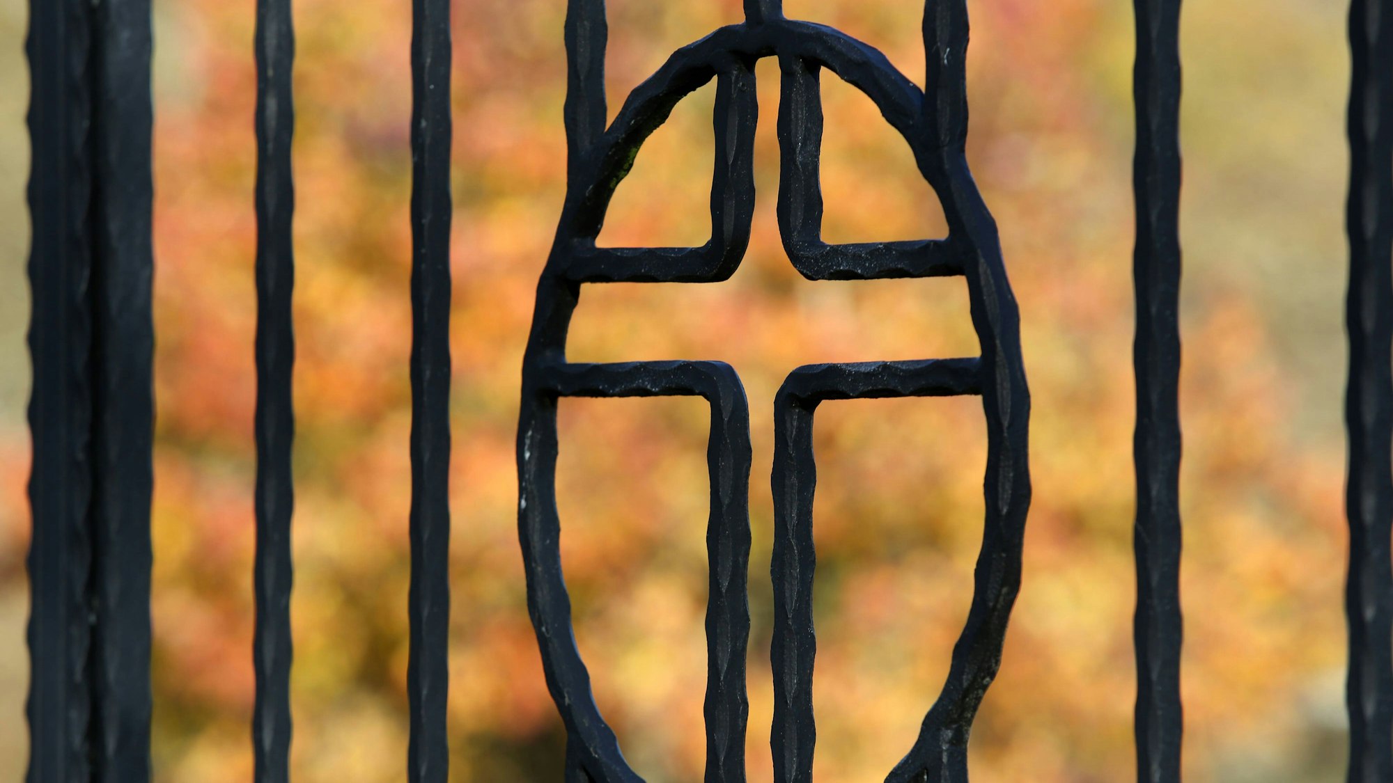 in Kreuz am Eingangstor zu einem Friedhof