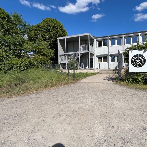 Schotterplatz vor Schulcontainer
