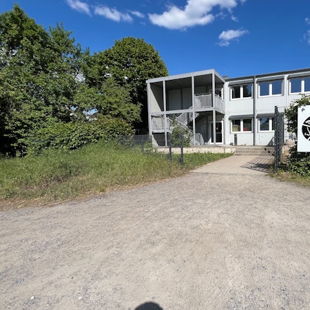 Schotterplatz vor Schulcontainer