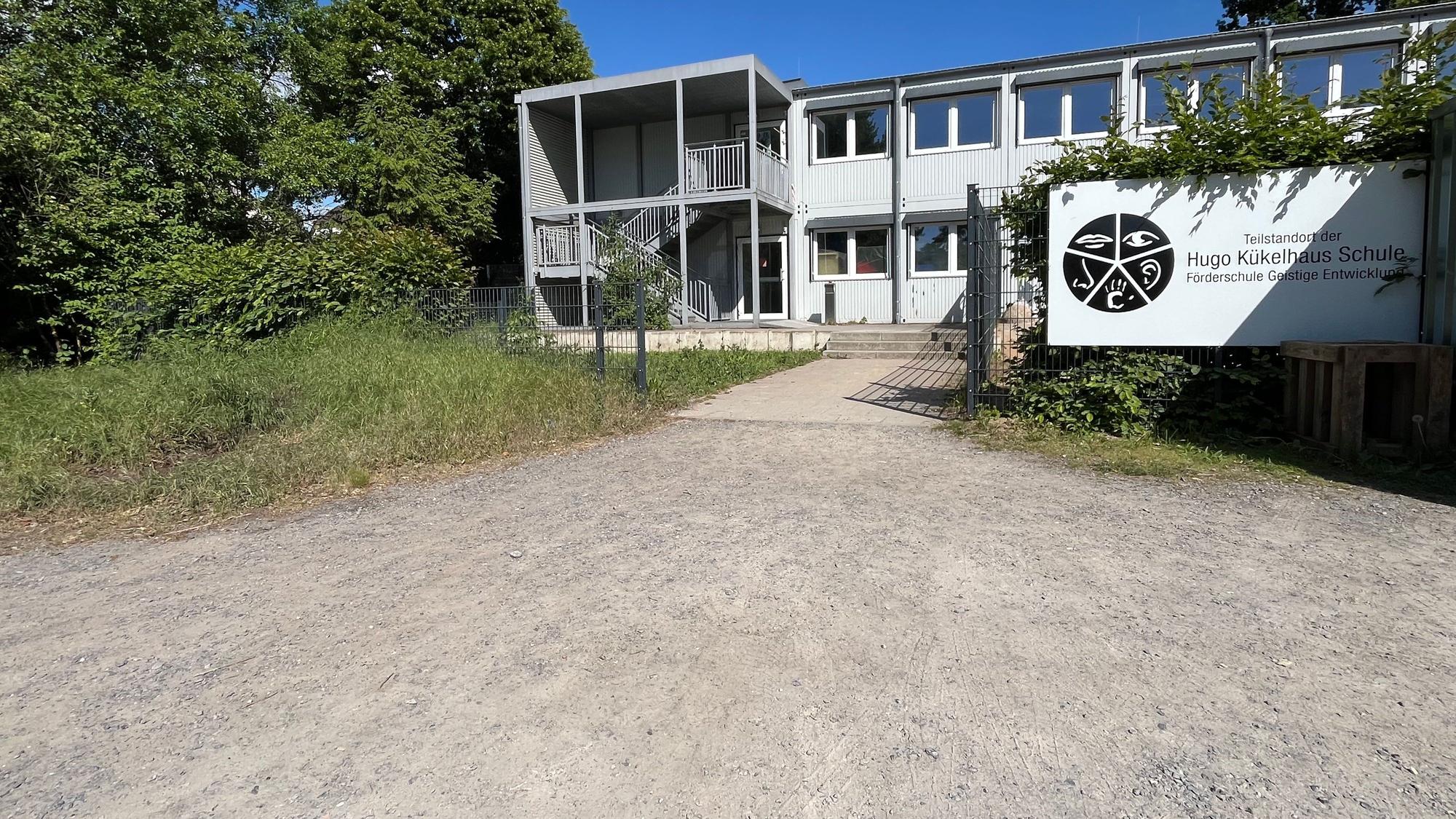 Schotterplatz vor Schulcontainer