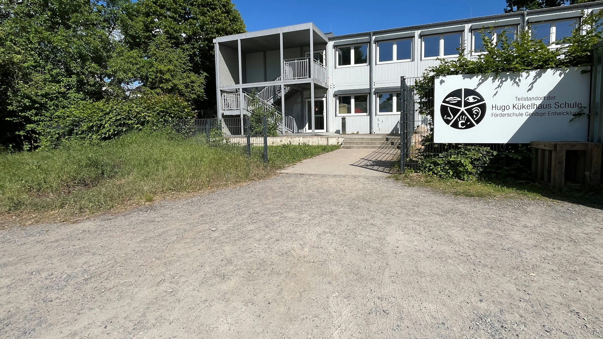 Schotterplatz vor Schulcontainer