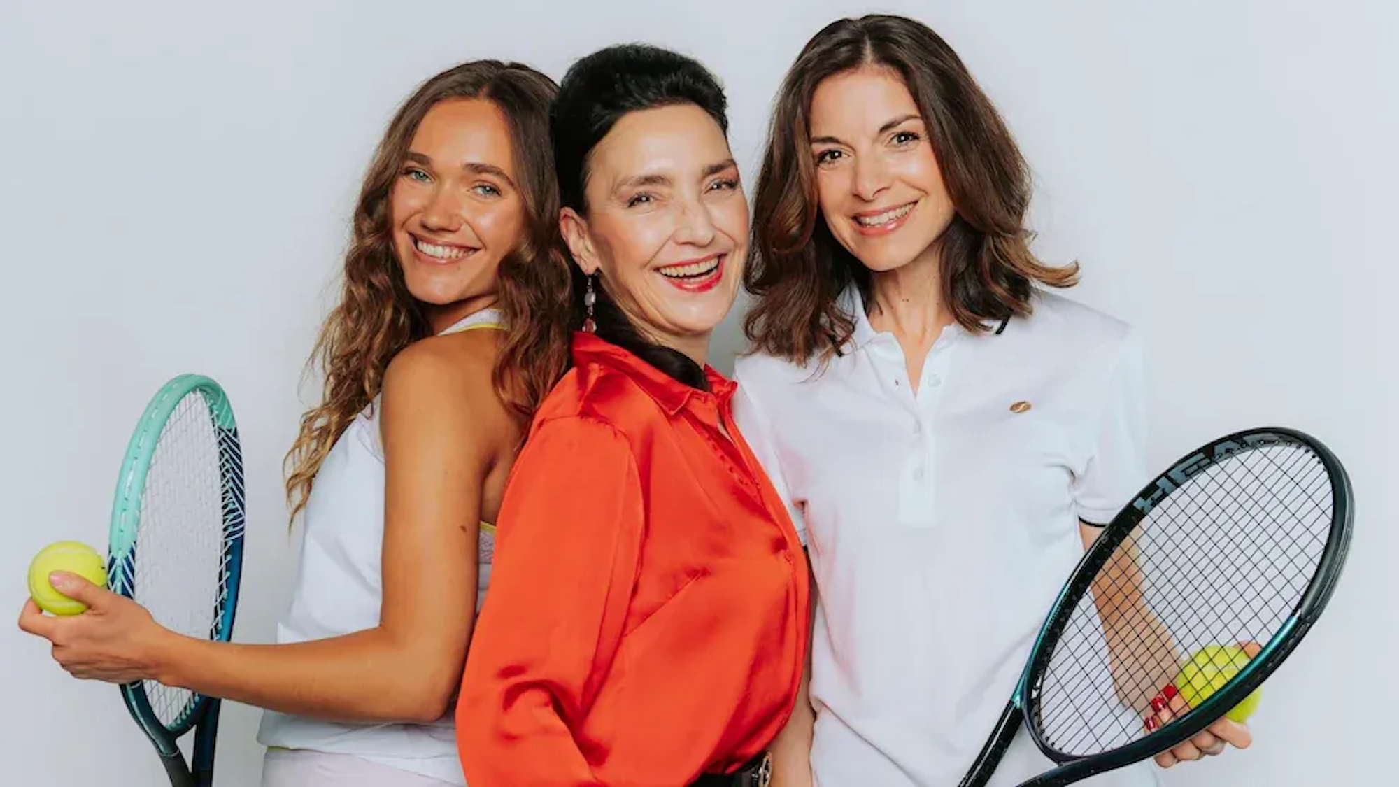 Aufnahme von Josephine Martz und Bianca Hein, die ab dem 16. Juli als Mutter-Tochter-Duo in die Tennis-Ära der beliebten Daily „Alles was zählt“ starten.