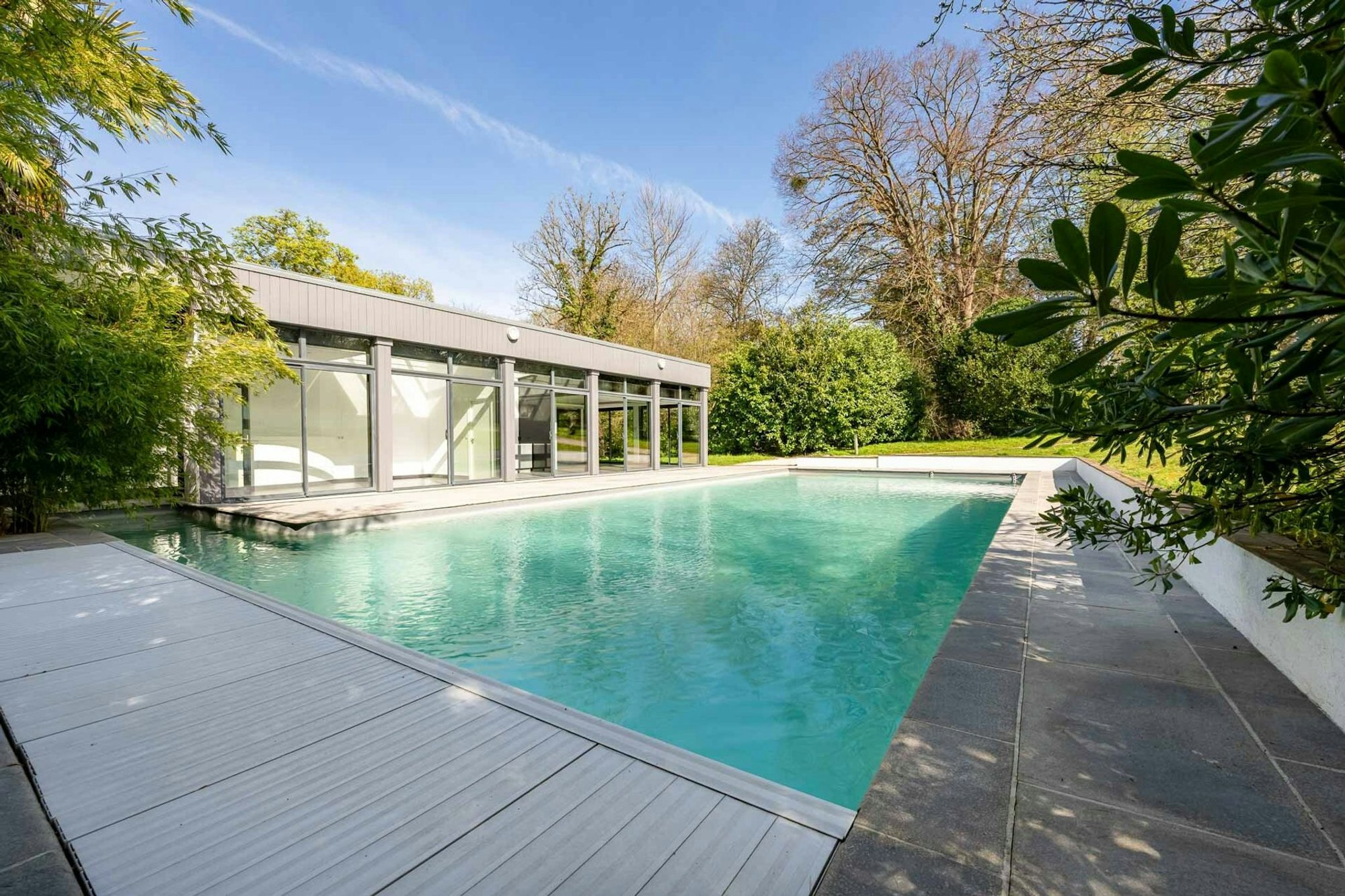 Pool und Poolhaus auf dem Anwesen von Karl Lagerfeld vor den Toren von Paris (undatiert).