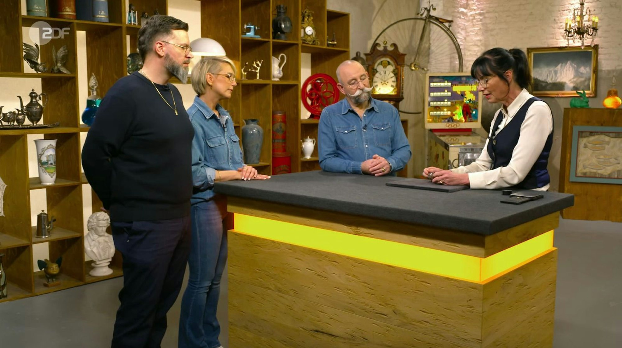 Horst Lichter grübelte, um was es sich bei dem Objekt überhaupt handelte und tippte dann auf „Feenschrank“. (Bild: ZDF)