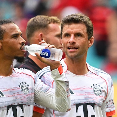 Münchens Spieler Leroy Sané (2.v.l) und Thomas Müller (r) reagieren nach dem Sieg.