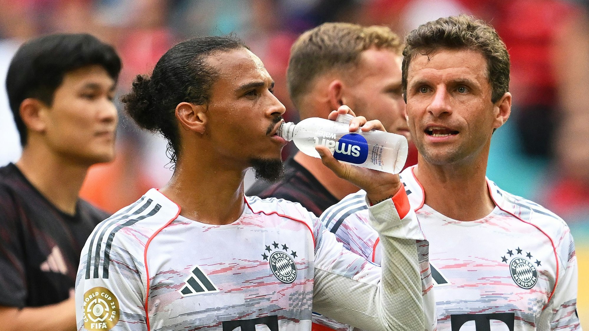Münchens Spieler Leroy Sané (2.v.l) und Thomas Müller (r) reagieren nach dem Sieg.