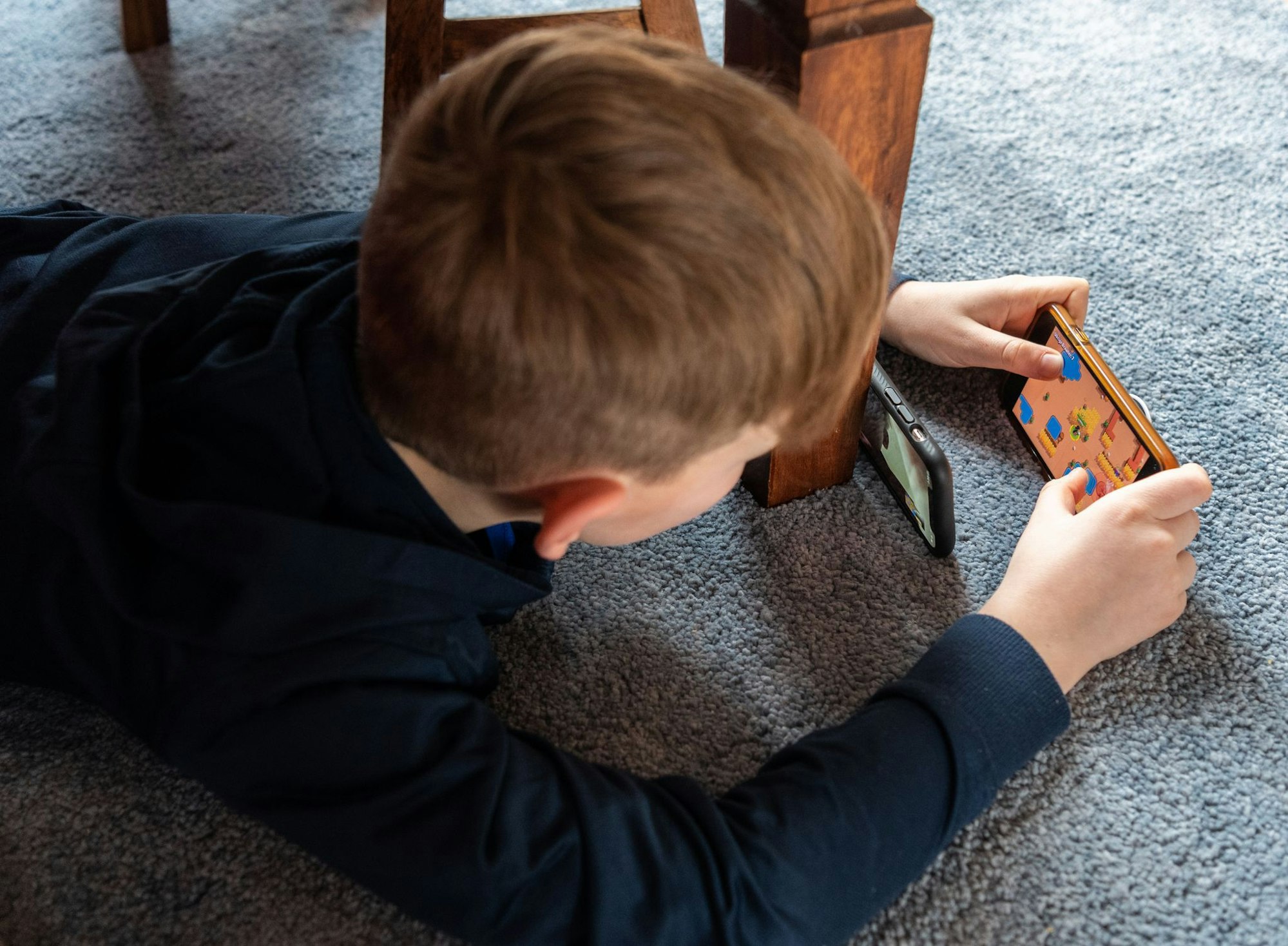 Kinder verlernen echte Kommunikation, wenn sie zu viel am Handy sind (Archivbild)