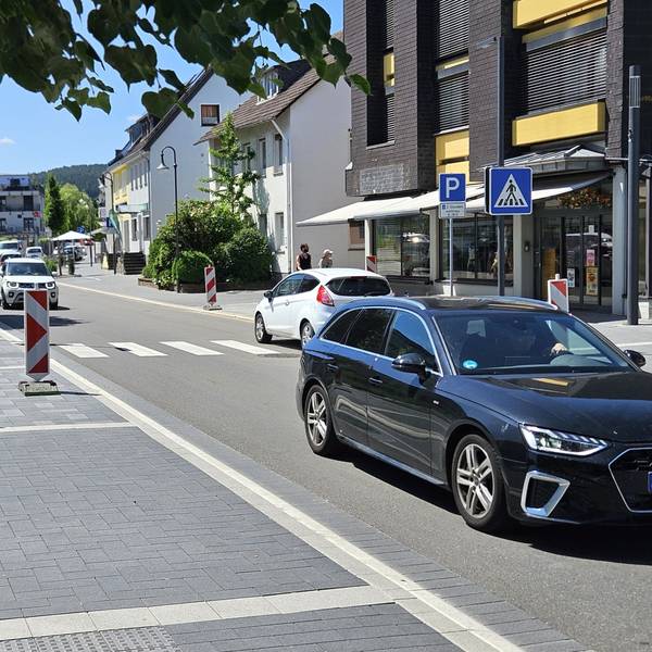 Blick in die Bahnhofstraße, auf der mehrere Autos fahren.