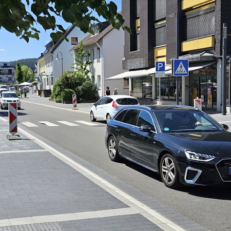 Blick in die Bahnhofstraße, auf der mehrere Autos fahren.