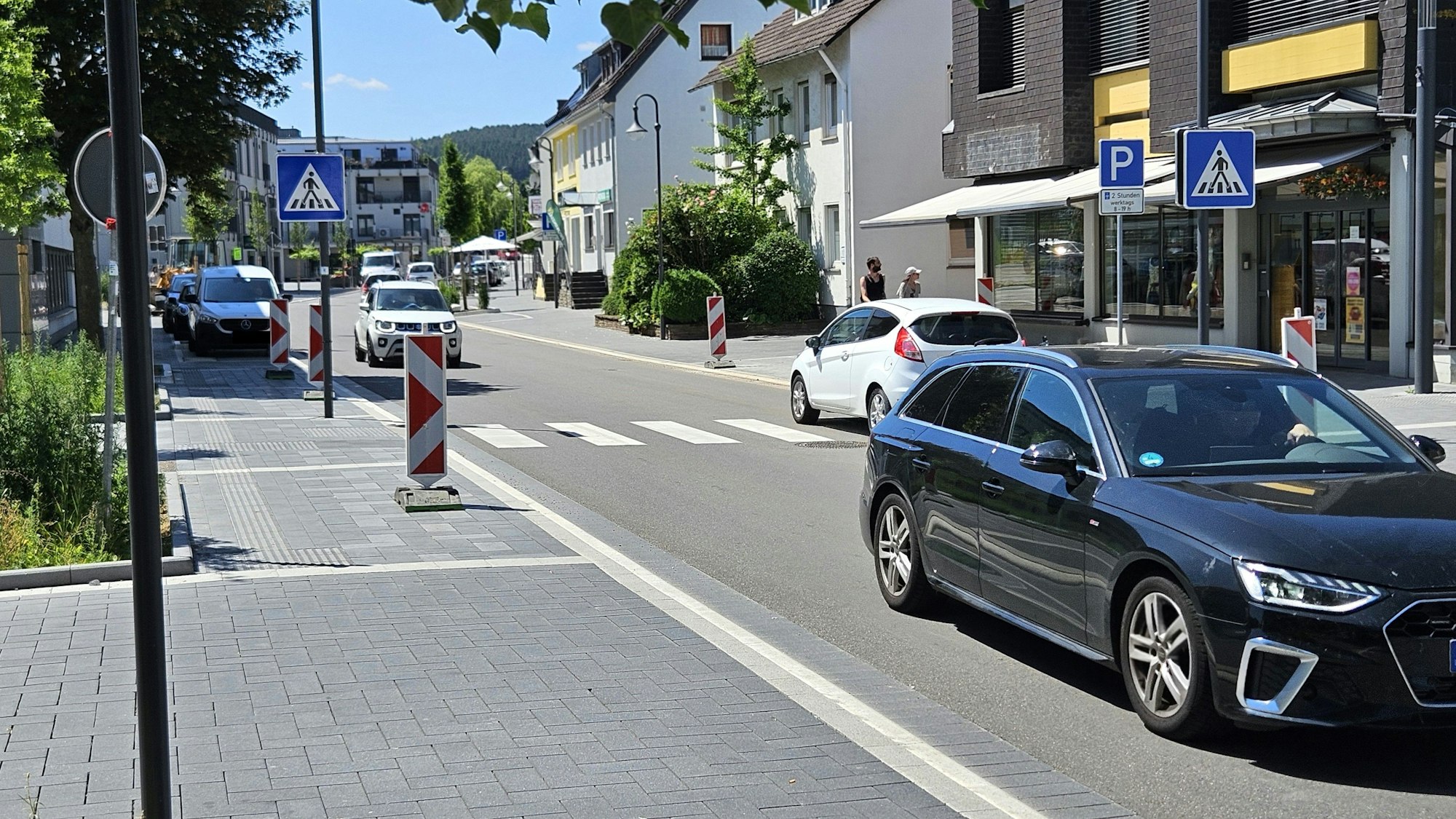 Blick in die Bahnhofstraße, auf der mehrere Autos fahren.