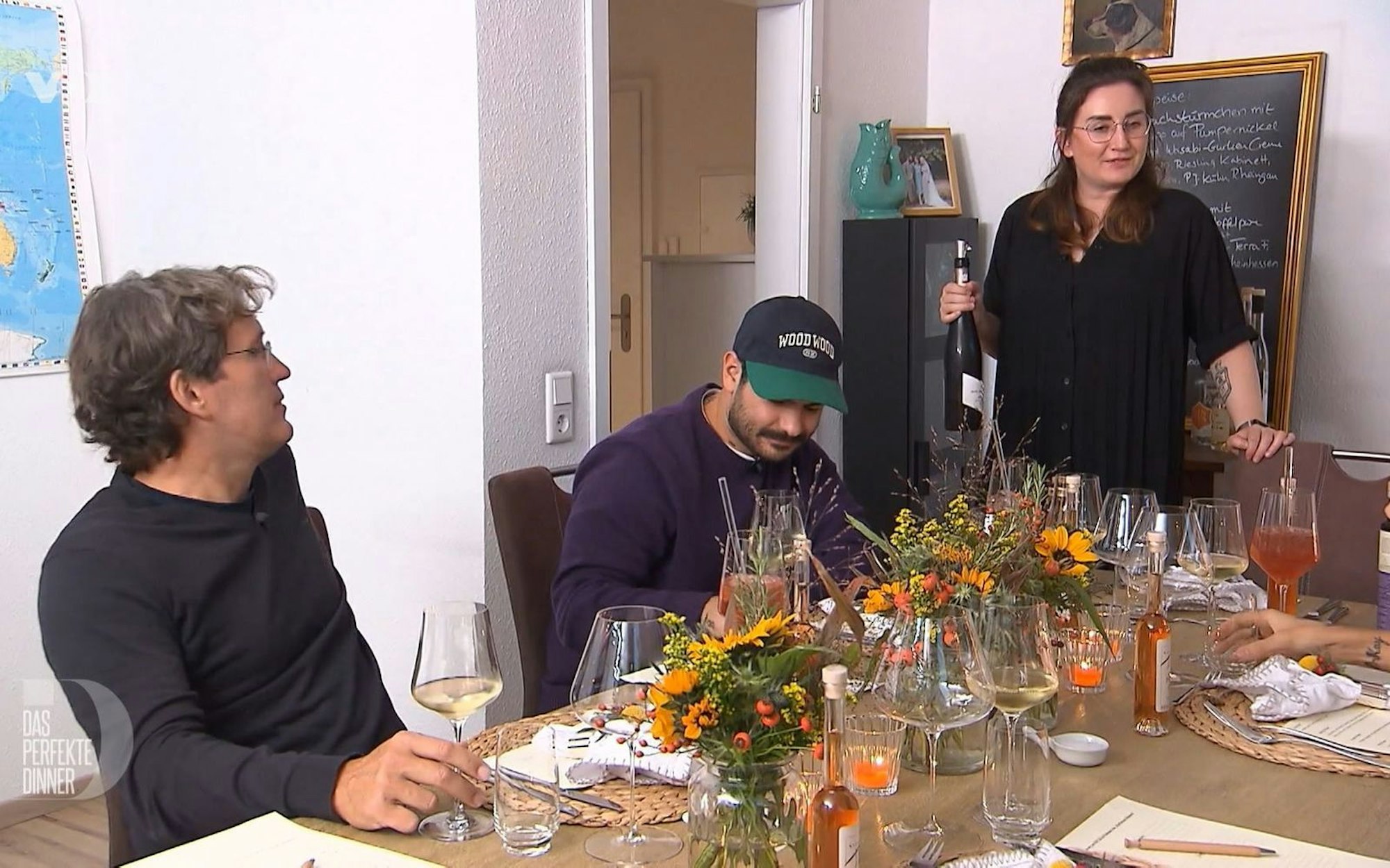 Sommelière Eva füllt ihre Gäste schon vor dem ersten Gang mit Wein und Spirituosen ab.
(Bild: RTL)
