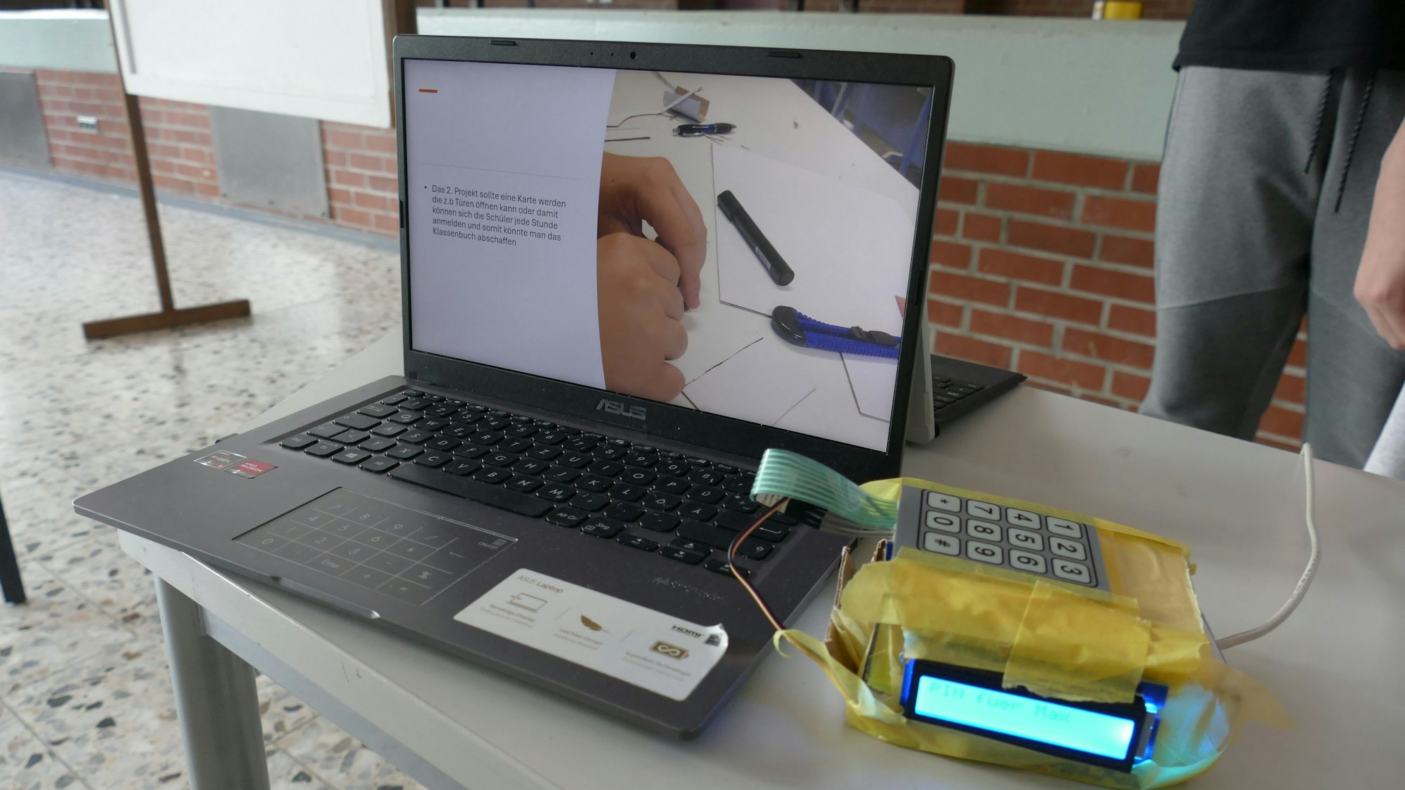 Einen Chip auslesen kann dieses Gerät, gesteuert wird es von einem Computer-Progamm.