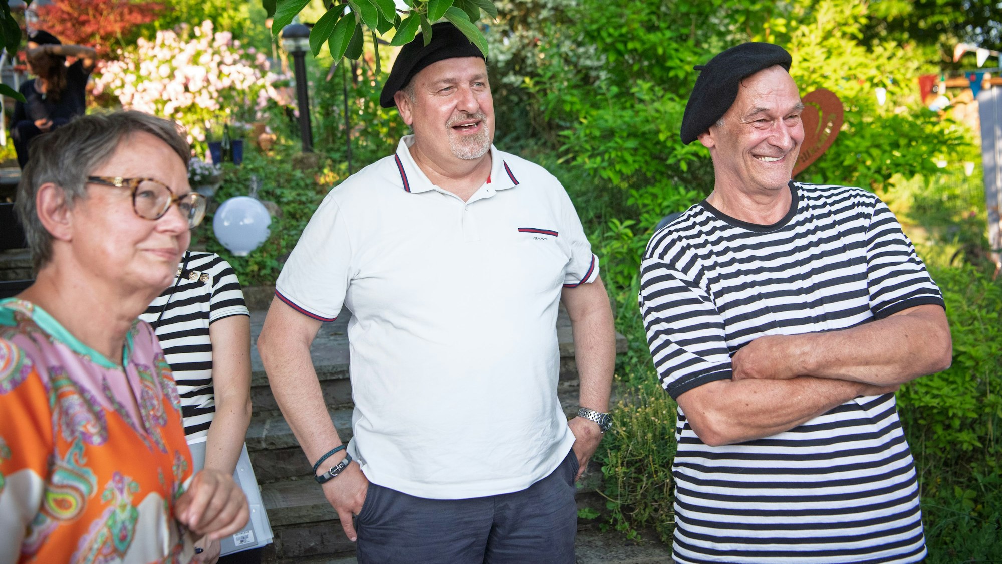 Heike Horn und Steffen Siegmund vom Stiftungsvorstand mit einem Herchener Besucher Klaus Döring.