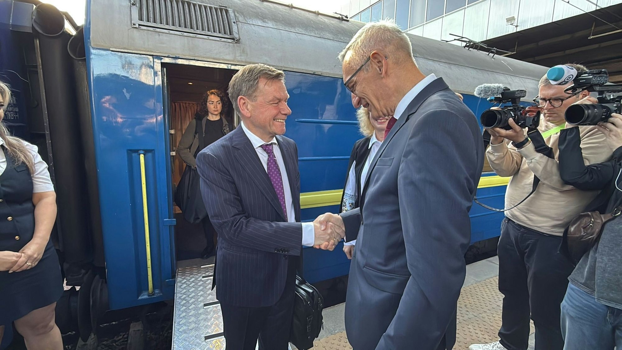 Außenminister Wadephul wird in Kiew begrüßt.