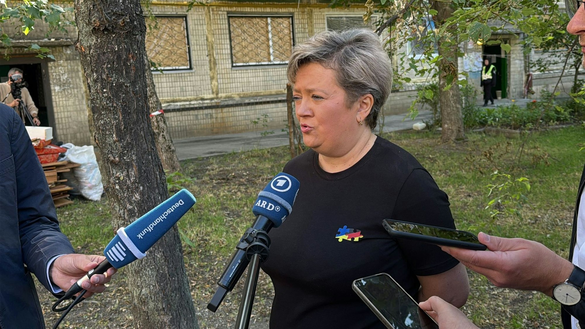 Die Wohnung einer Mitarbeiterin der deutschen Botschaft in Kiew wurde bei den Raketenangriff am 17. Juni durch die Druckwelle beschädigt.