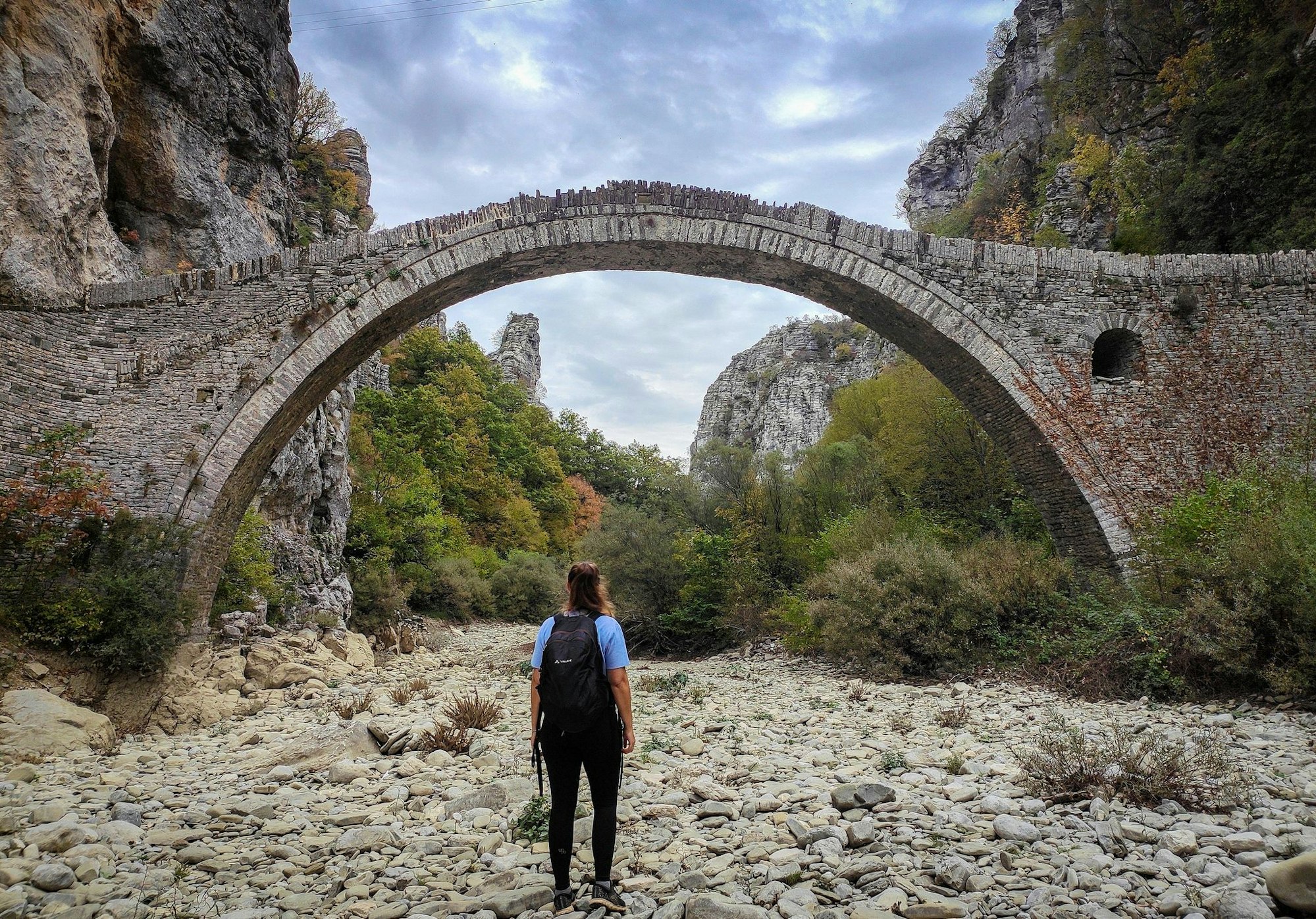 Beeindruckendes Bauwerk inmitten der Schucht: die Kokkorou-Brücke.