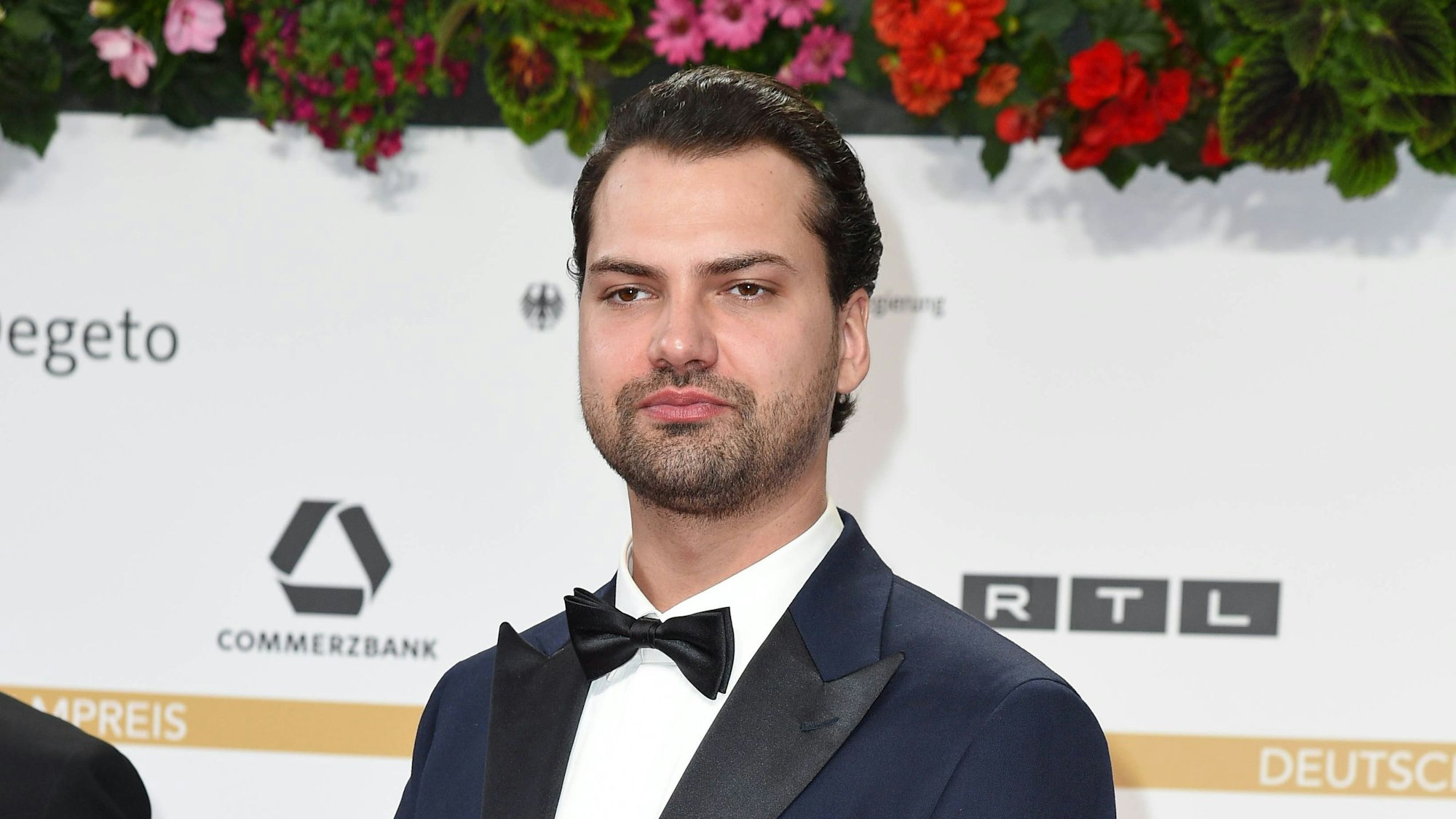 Aufnahme von Jimi Blue Ochsenknecht auf dem roten Teppich beim deutschen Filmpreis 2024 in Berlin.