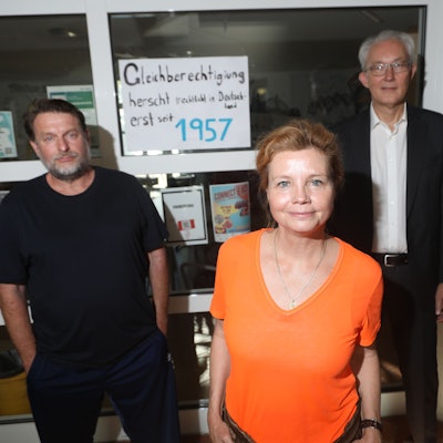 Peter Trabner und Annette Frier präsentierten das Theaterstück „Demokratie plus X“, Ulrich Voigt (rechts), Vorstandsvorsitzender der Sparkasse KölnBonn, erzählte, warum das Geld-Institut sein Demokratie-Engagement verstärkt.