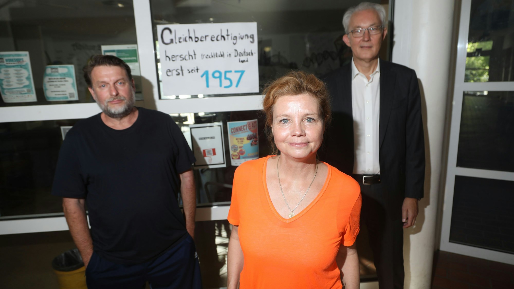 Peter Trabner und Annette Frier präsentierten das Theaterstück „Demokratie plus X“, Ulrich Voigt (rechts), Vorstandsvorsitzender der Sparkasse KölnBonn, erzählte, warum das Geld-Institut sein Demokratie-Engagement verstärkt.