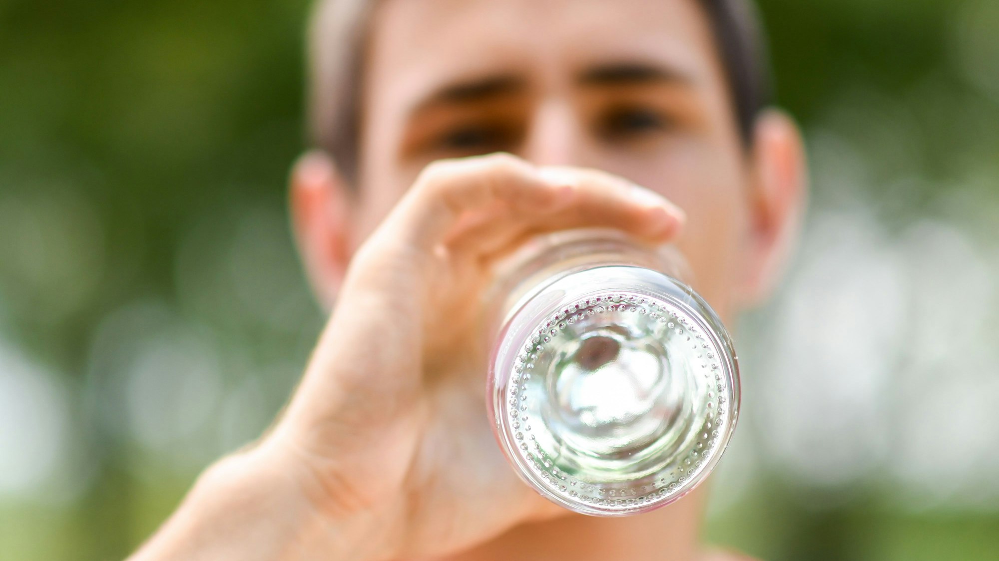Um der Hitze entgegenzuwirken, braucht der Körper Flüssigkeit.