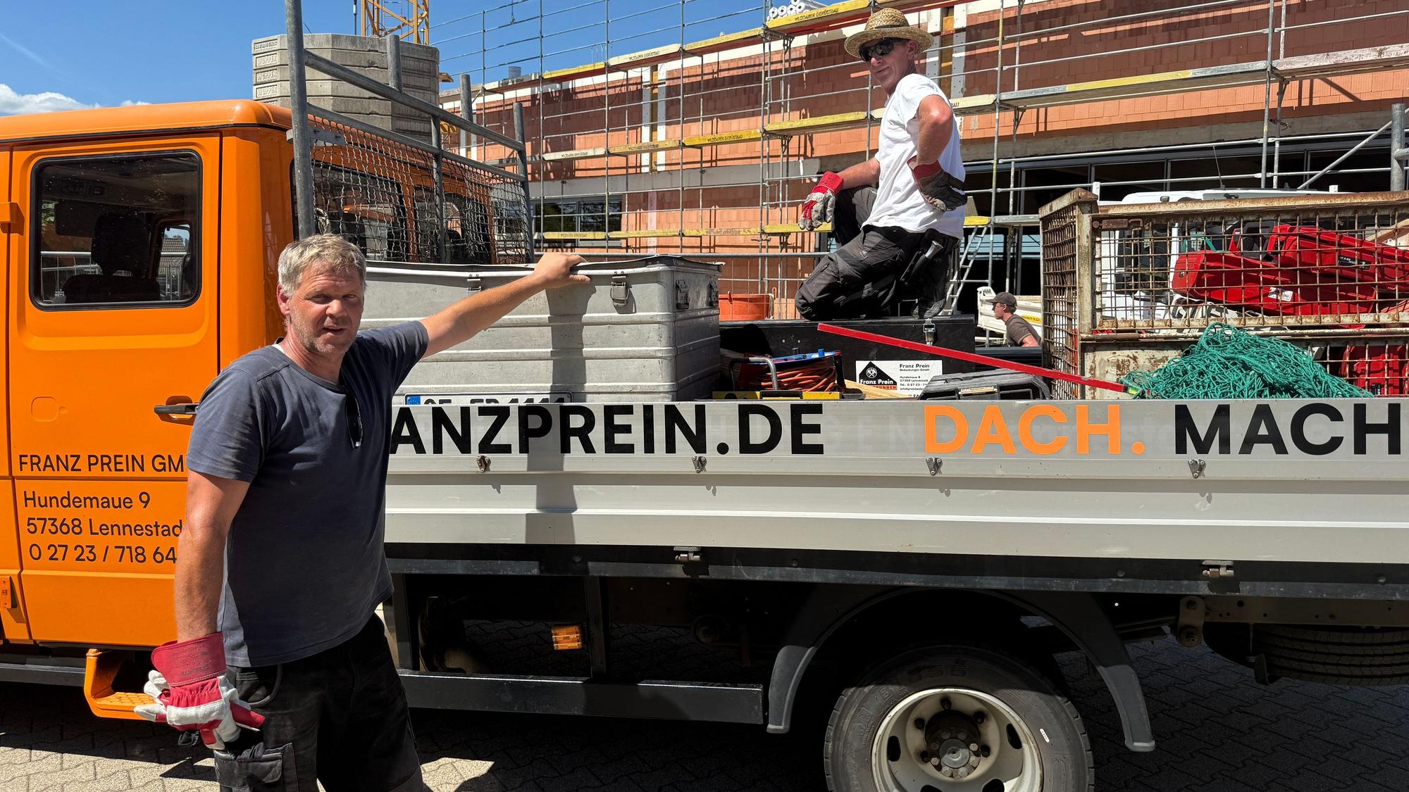 Dachdecker und Polier Björn Poggel und sein Mitarbeiter Mike Medina auf einer Baustelle in Marienheide.