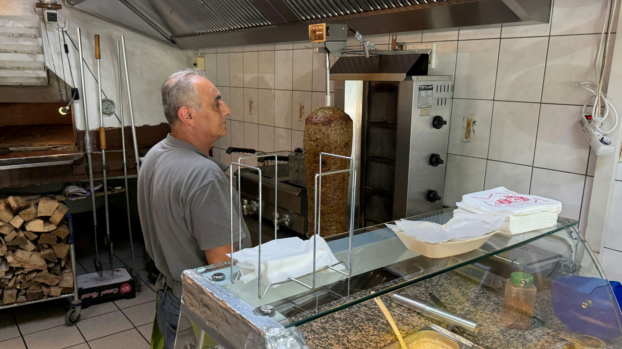 Hüseyn Kurtulan steht in seinem Döner-Imbiss.