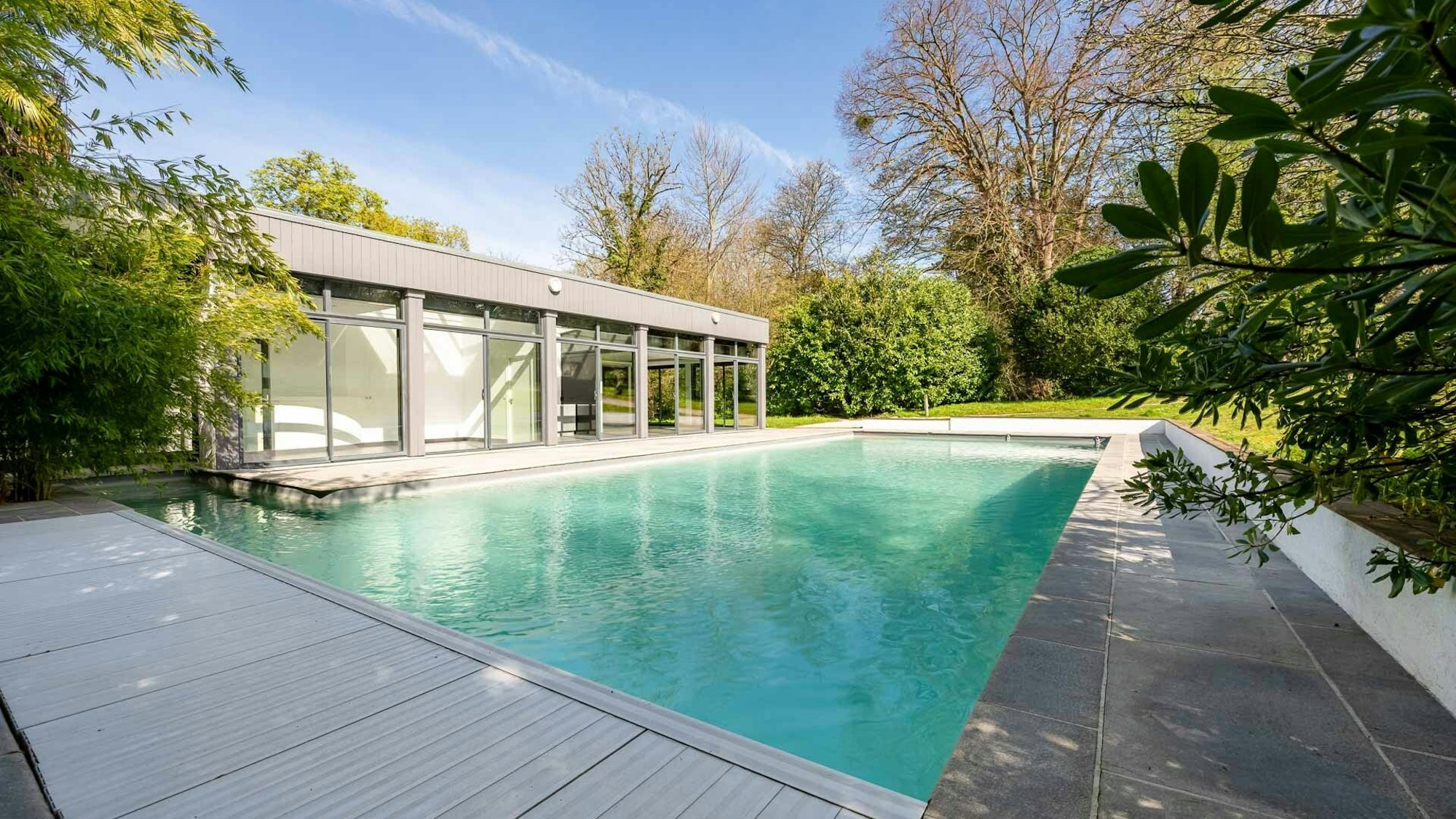 Pool und Poolhaus der Villa von Karl Lagerfeld in Louveciennes. (Archivbild)