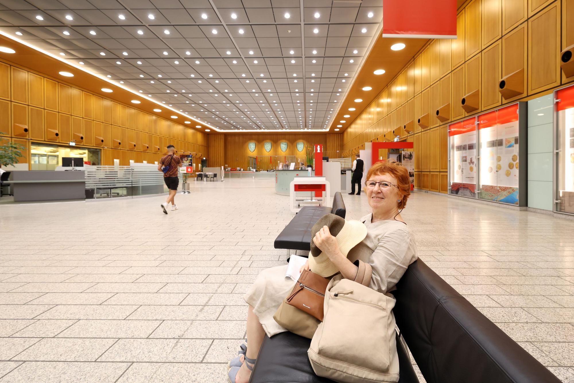 Kühl und angenehm leer: Elisabeth Maaßen genießt die Abkühlung im großen Foyer der Kreissparkasse am Neumarkt.