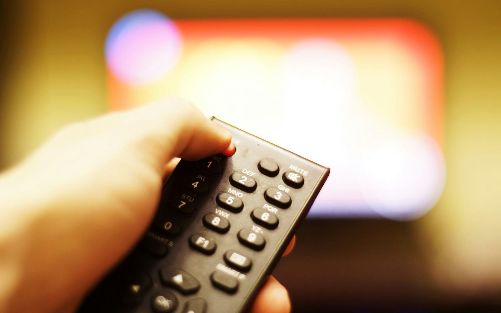 Der Kölner Sender RTL hat sein TV-Programm für Dienstagabend kurzfristig geändert. Davon betroffen ist auch eine beliebte Serie. (Bild: Fedor Kozyr)