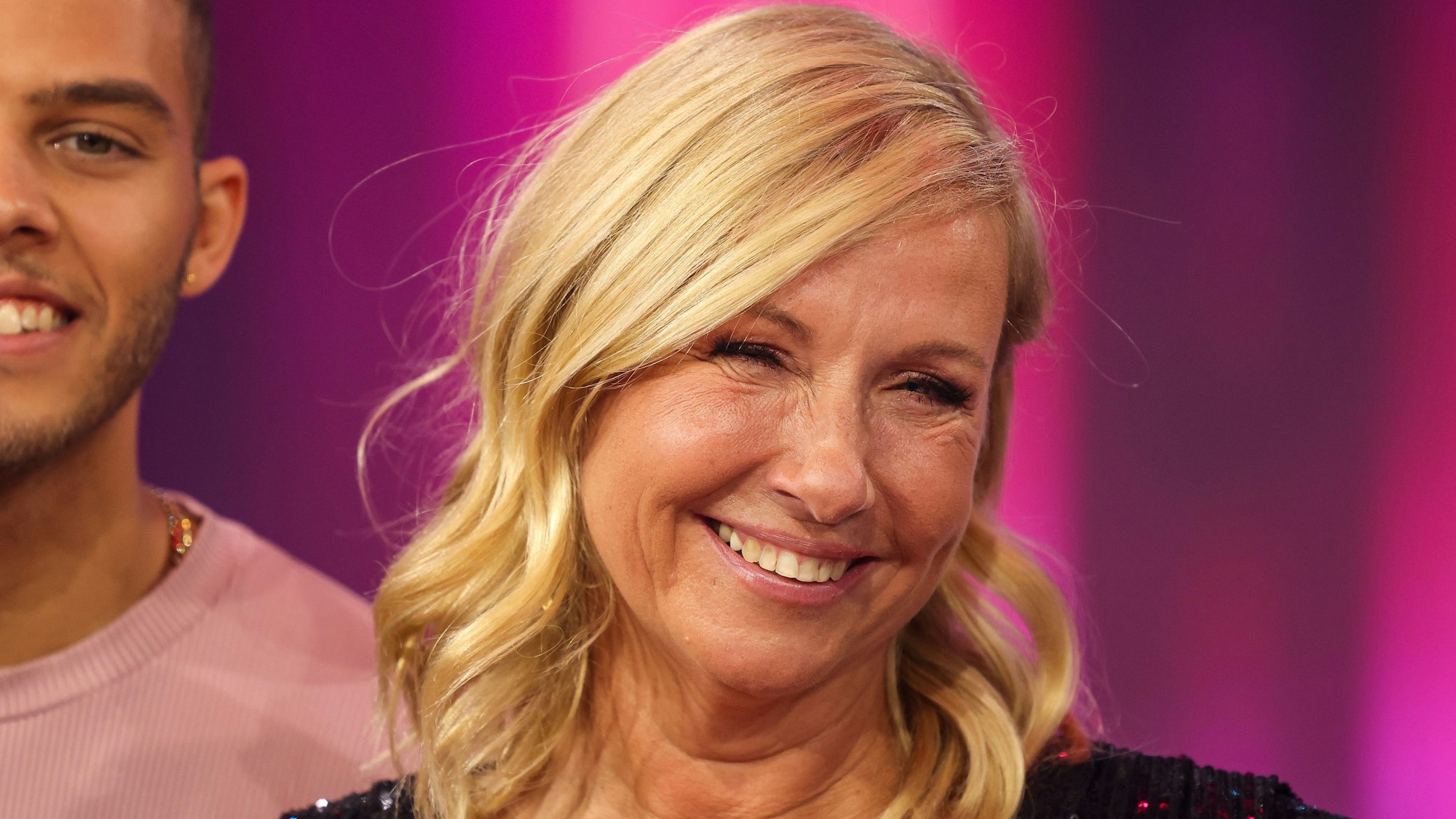 Andrea Kiewel lacht auf der Bühne.